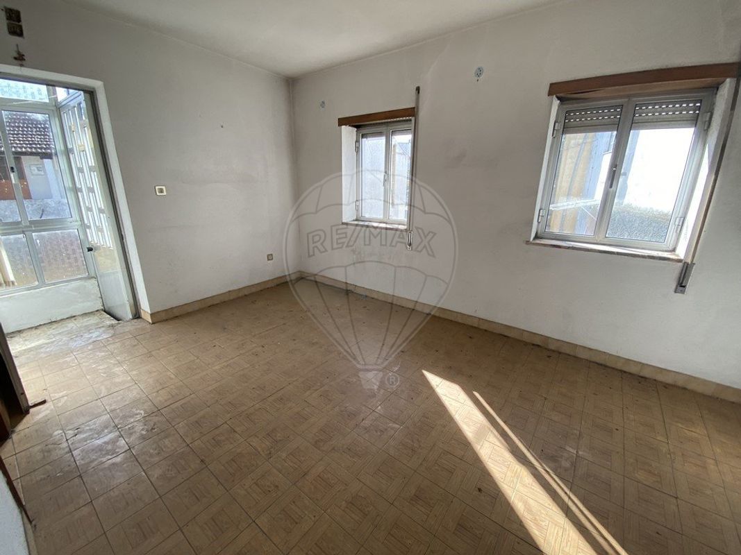 Casa T2 em Nogueira do Cravo, Portugal N.º 23994