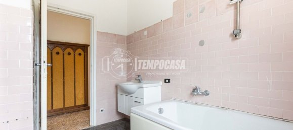 3 rooms Apartment in Lurago d'Erba, Italy No. 313804 16