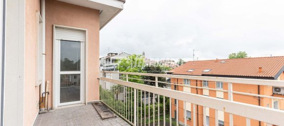 3 rooms Apartment in Lurago d'Erba, Italy No. 313804 10