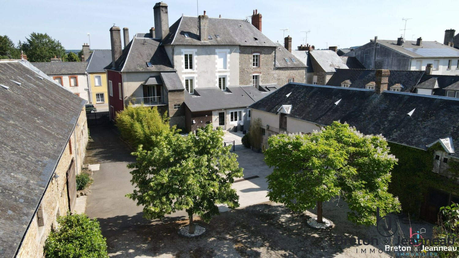  Castillos de 5 dormitorios en Mayenne, France No. 360605