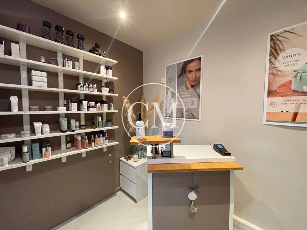 1 bedroom Commercial property in Montfort-l'Amaury, France No. 172391