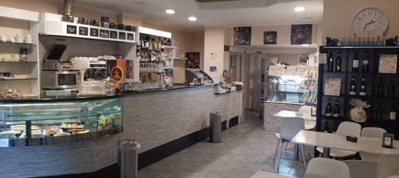 4 rooms Commercial property in Rome, Italy No. 255914 2