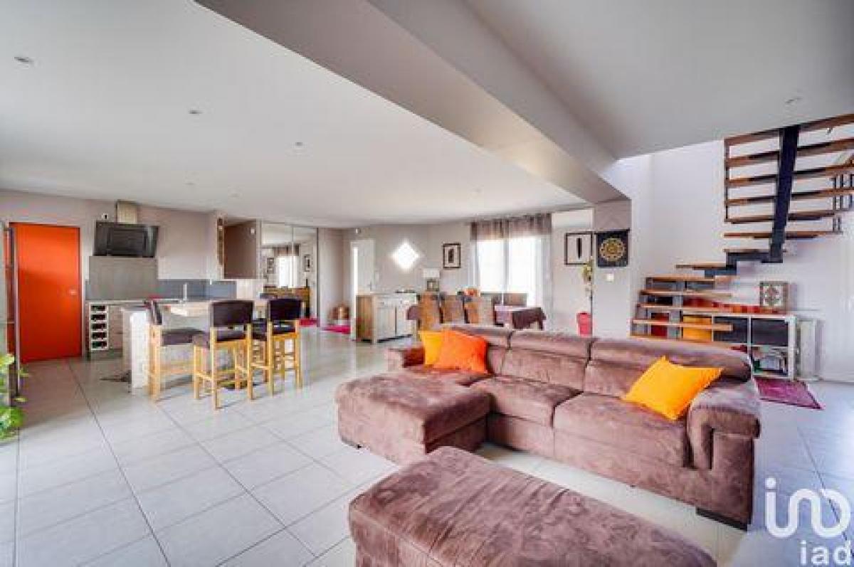 5 bedrooms House in Le Barp, France No. 2371