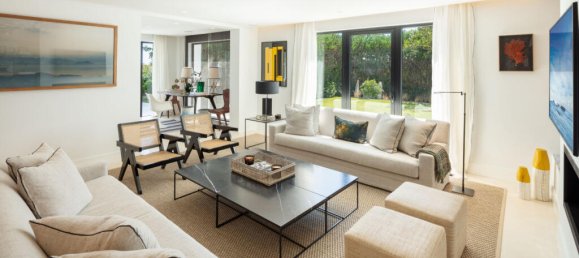 6 bedrooms Villa in Marbella, Spain No. 20484 2