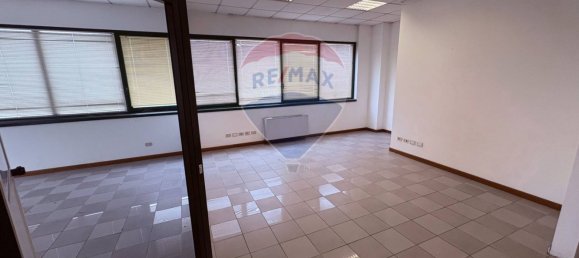 450m² Warehouse in Vanzago, Italy No. 5898 8