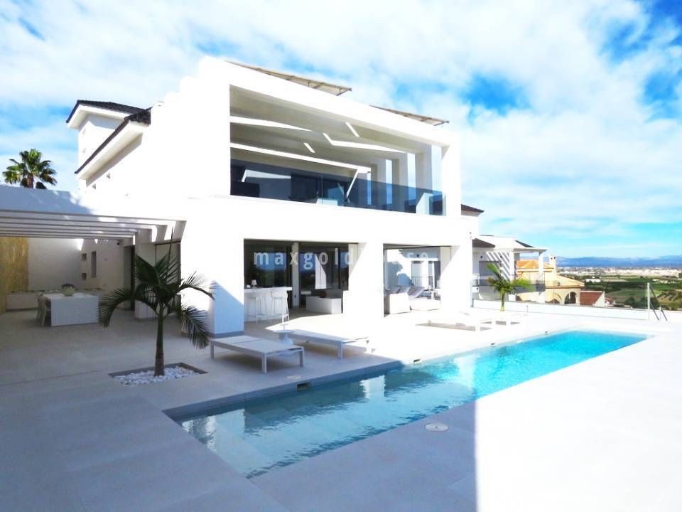 Villa de 4 dormitorios en Ciudad Quesada, Spain No. 240757