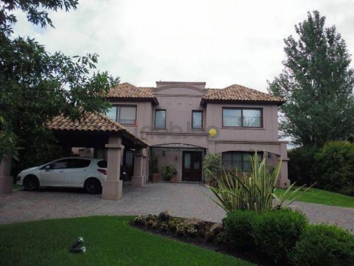 5 bedrooms House in Berazategui, Argentina No. 90397