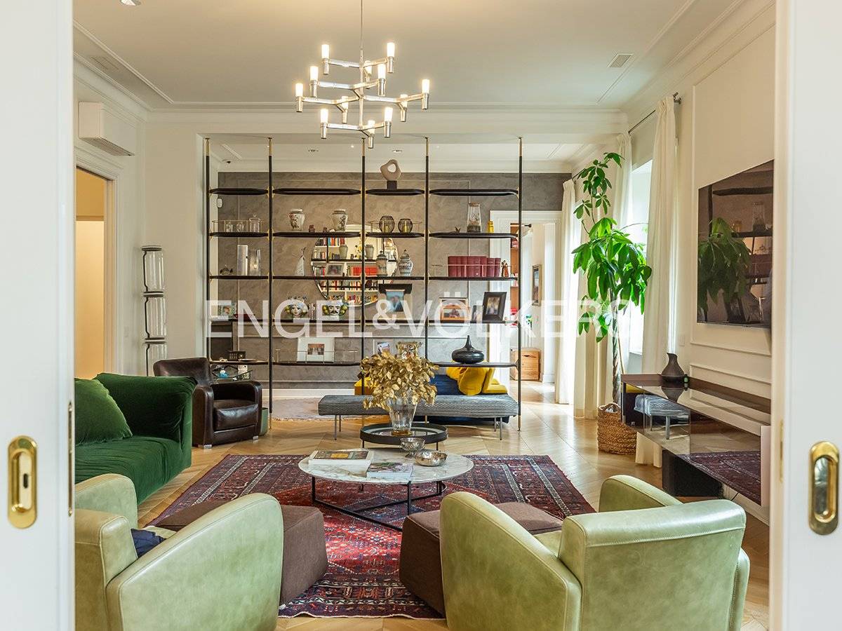 5 bedrooms Apartment in Rome, Italy No. 132062
