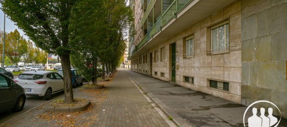 3 rooms Apartment in Turin, Italy No. 119269 3