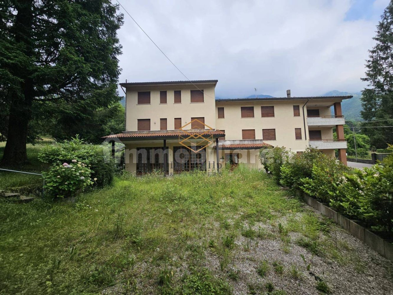 Здание 17000м² в Скио, Италия № 307984