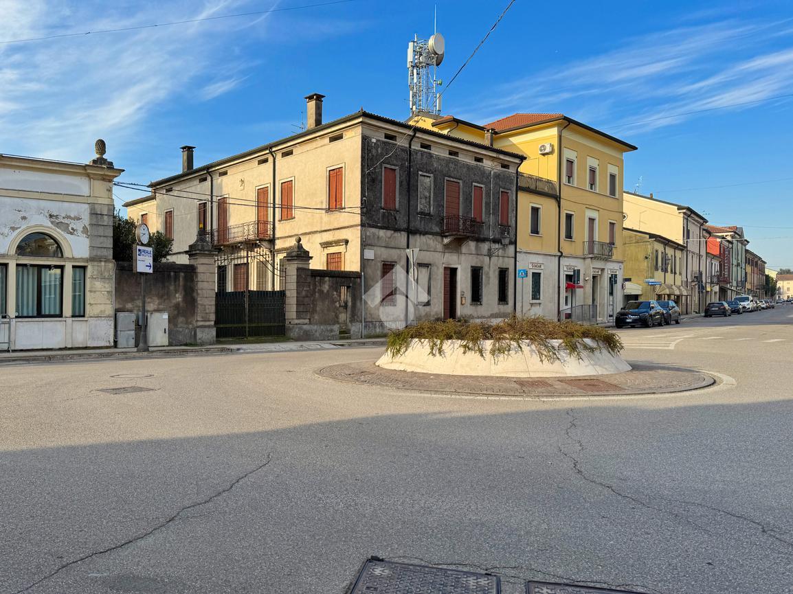 20 rooms House in Albaredo d'Adige, Italy No. 157460