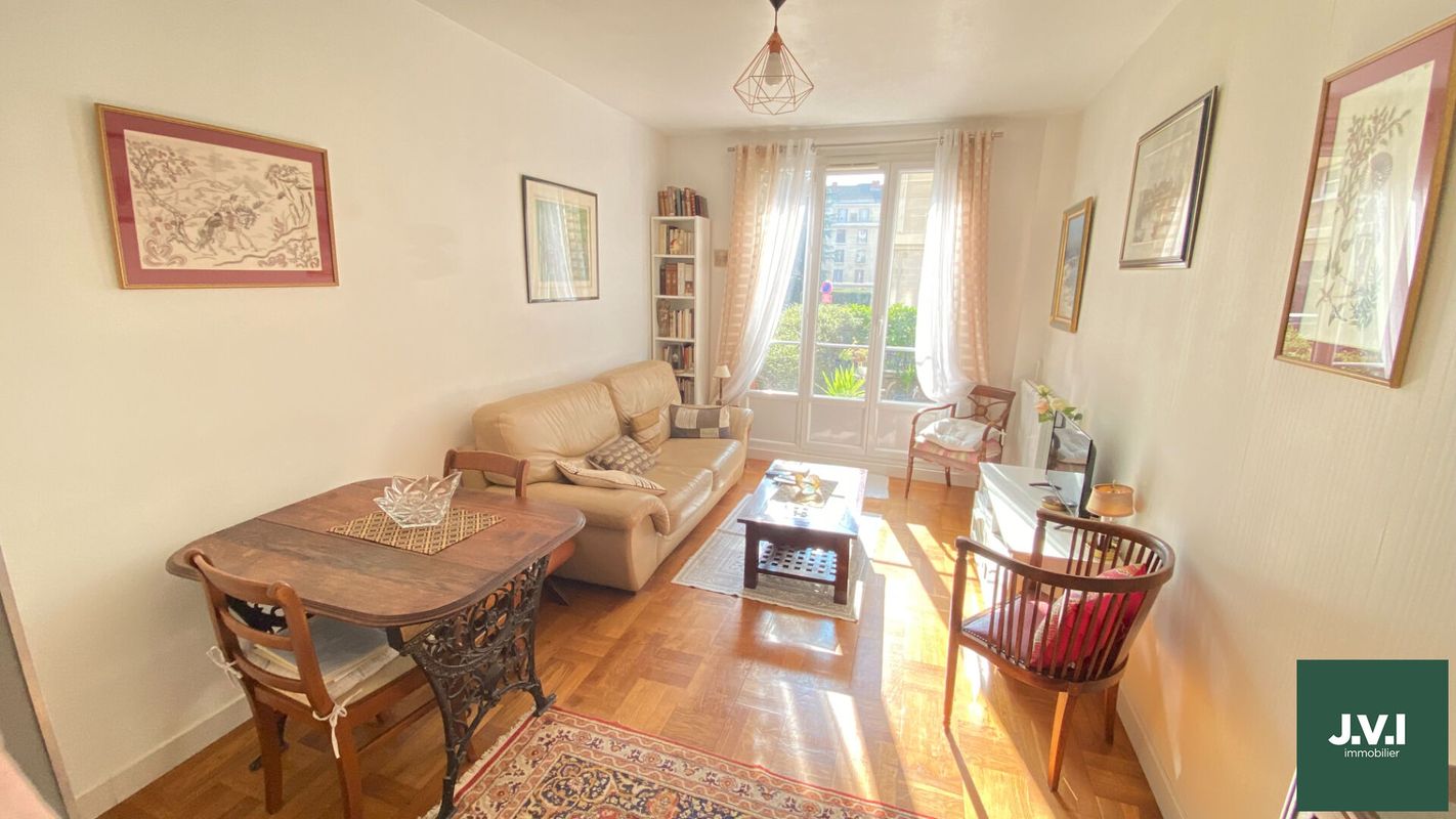 Apartamento de 2 dormitorios en Enghien-les-Bains, France No. 179648