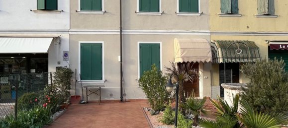 Casa de 10 habitaciónes en Mirandola, Italy No. 137106 2