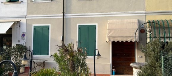 Casa de 10 habitaciónes en Mirandola, Italy No. 137106 49