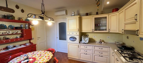 Casa de 10 habitaciónes en Mirandola, Italy No. 137106 10