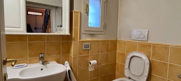 Casa de 10 habitaciónes en Mirandola, Italy No. 137106 24