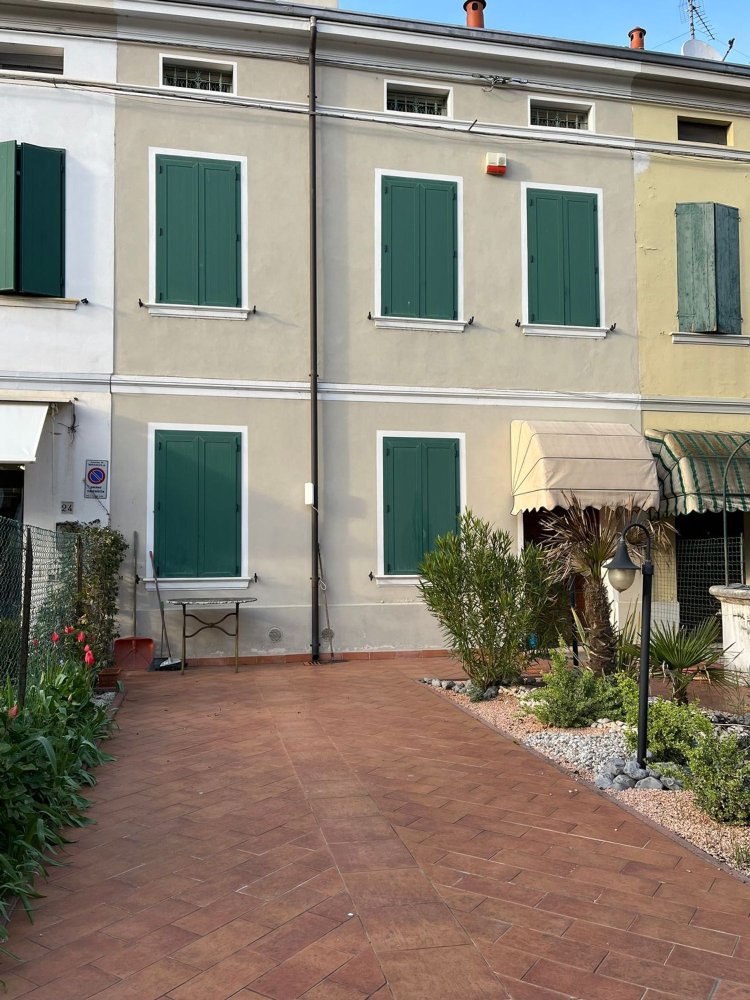 Casa de 10 habitaciónes en Mirandola, Italy No. 137106