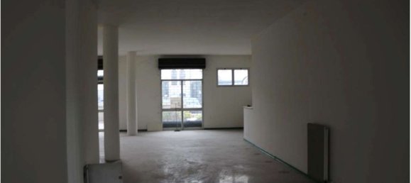 304m² Commercial property in Susegana, Italy No. 308044 2