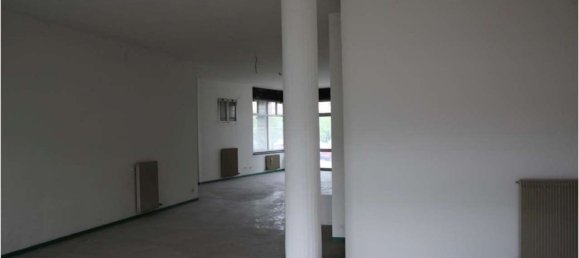 304m² Commercial property in Susegana, Italy No. 308044 3