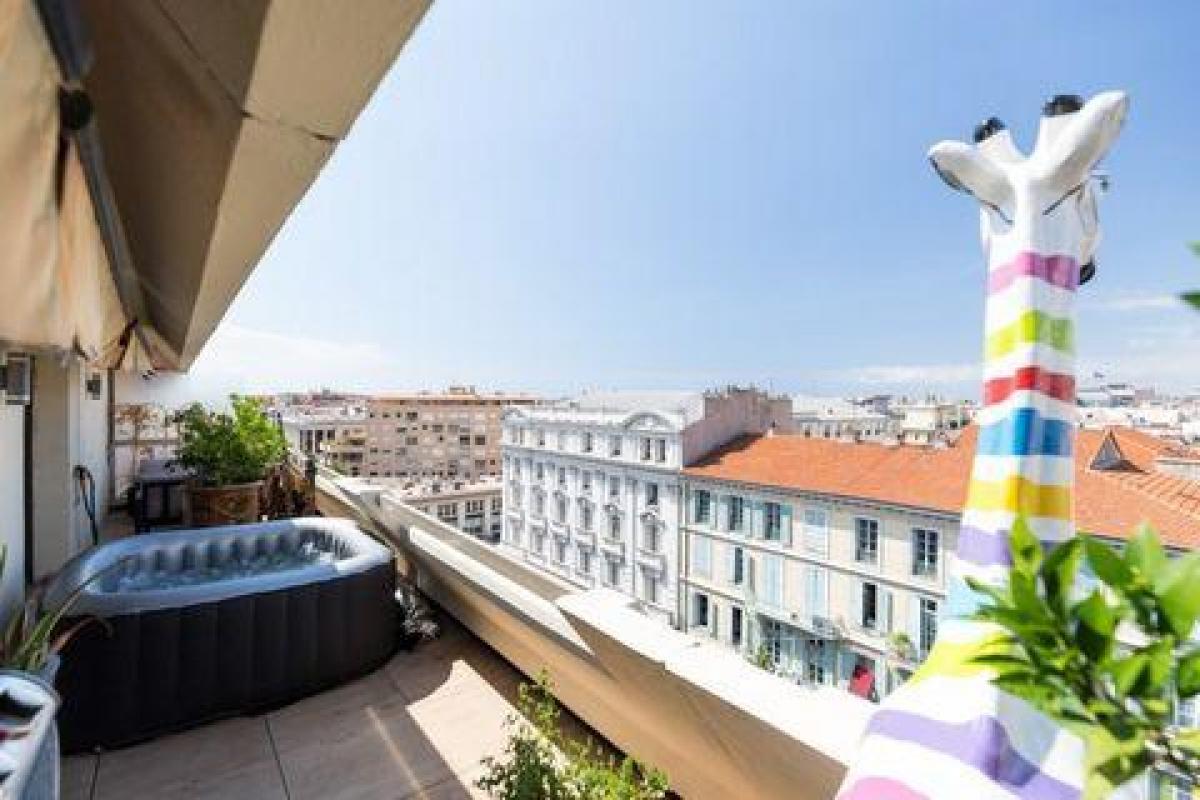 2 bedrooms Condo in Nice, France No. 8106