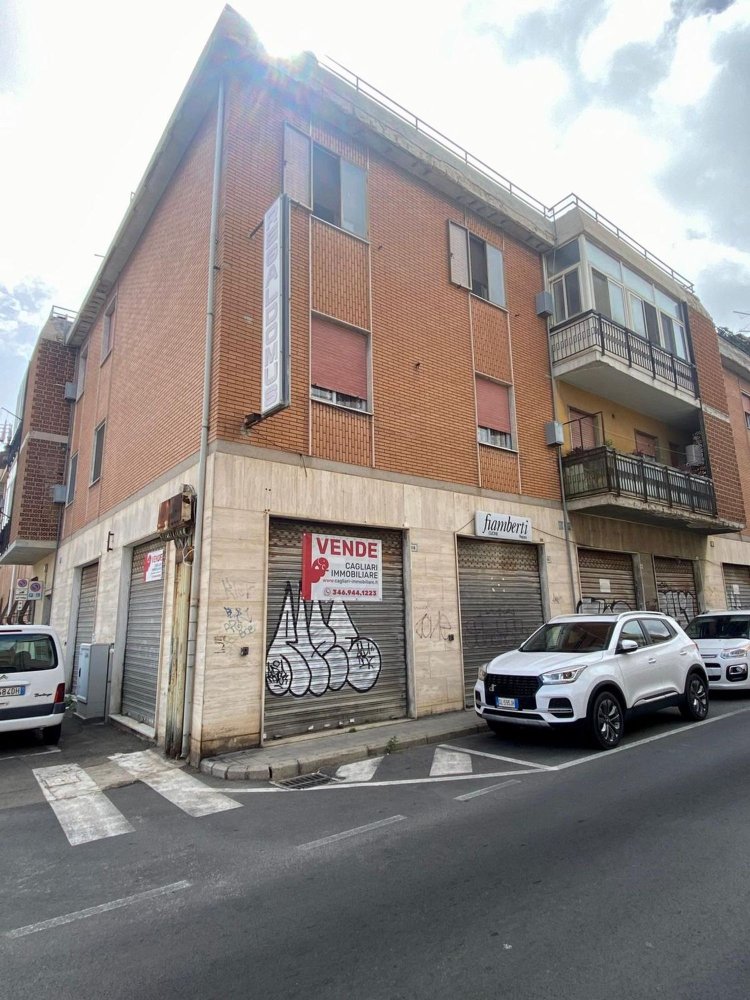 Propriété commerciale à Cagliari, Italy 100m² No. 378349