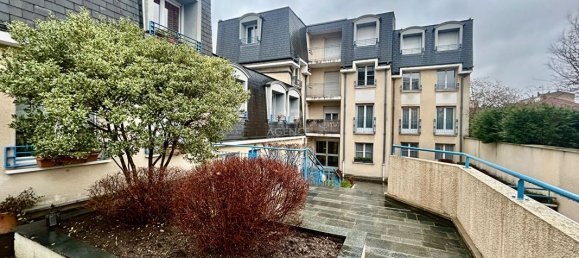 Apartamento de 3 dormitorios en Poissy, France No. 150805 2