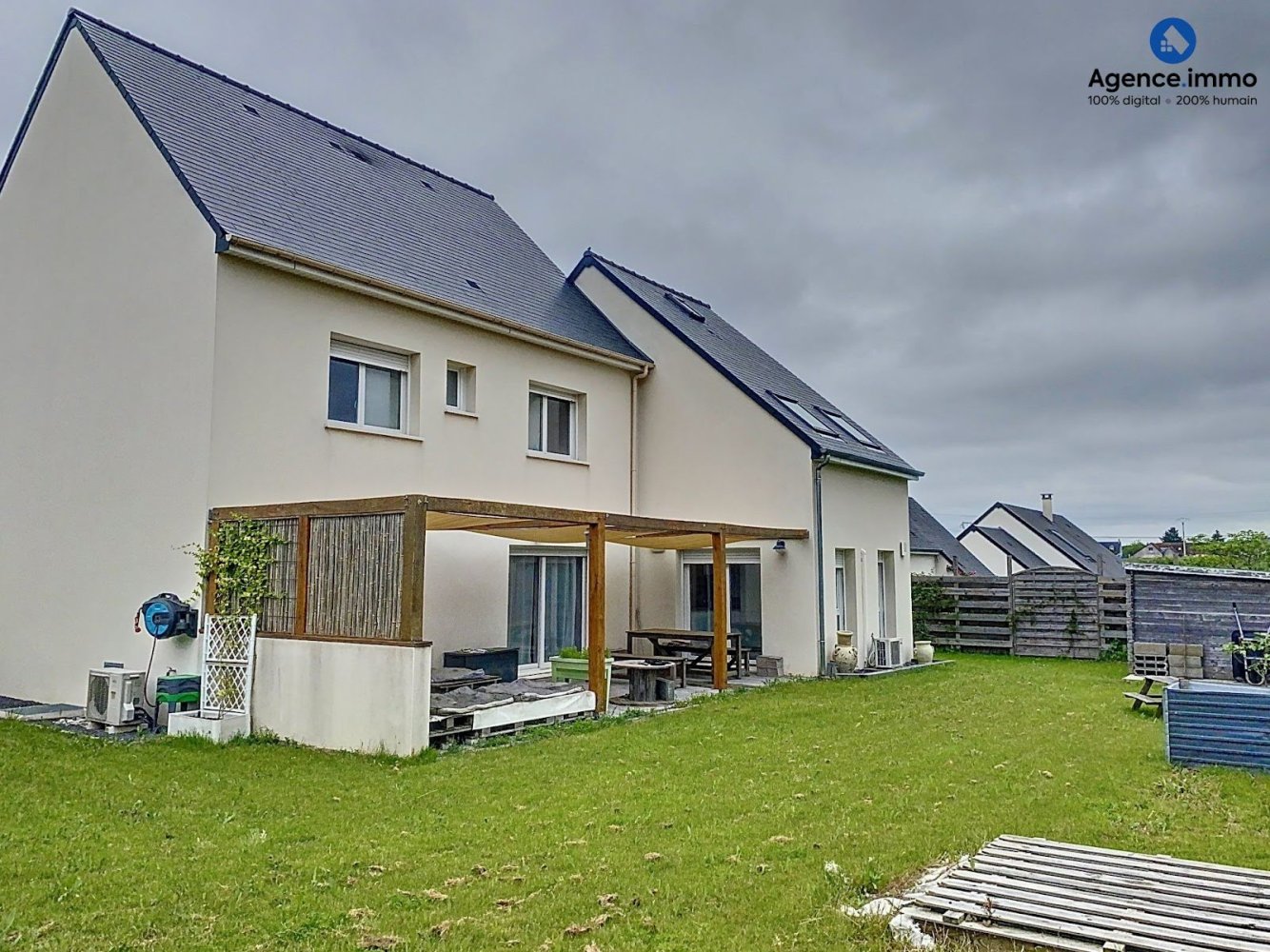 Casa de 8 habitaciónes en Larcay, France No. 261137