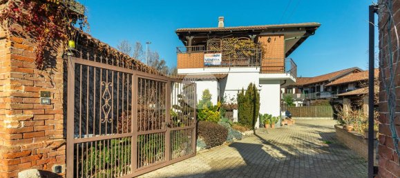 3 bedrooms Villa in Alpignano, Italy No. 220971 2