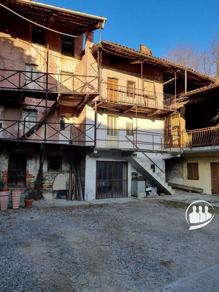 8 rooms House in Banchette, Italy No. 189382