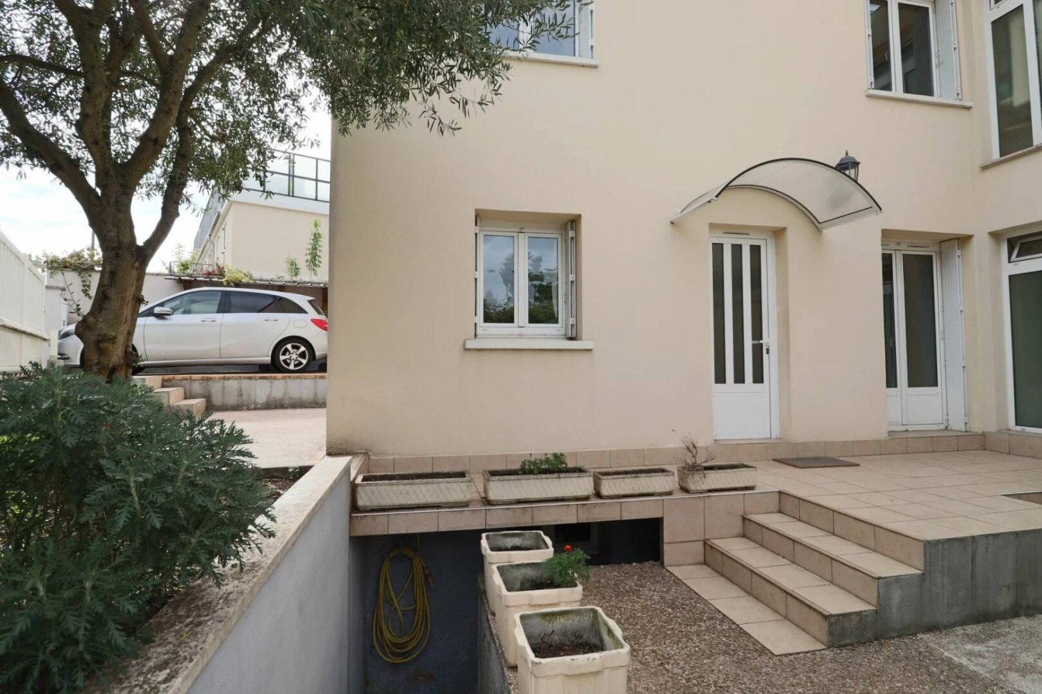 Villa de 3 dormitorios en Suresnes, France No. 132973