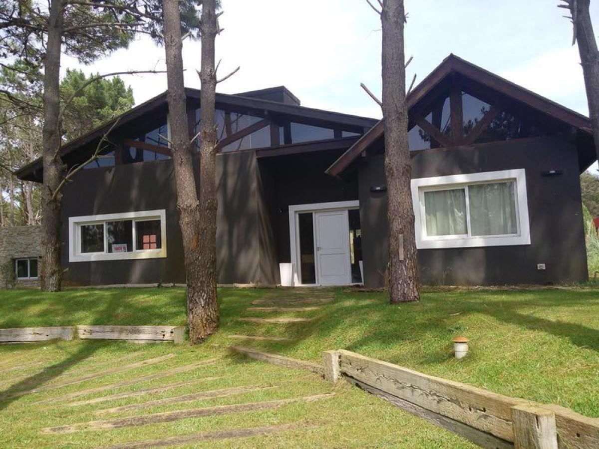 3 bedrooms House in Mar del Plata, Argentina No. 80795