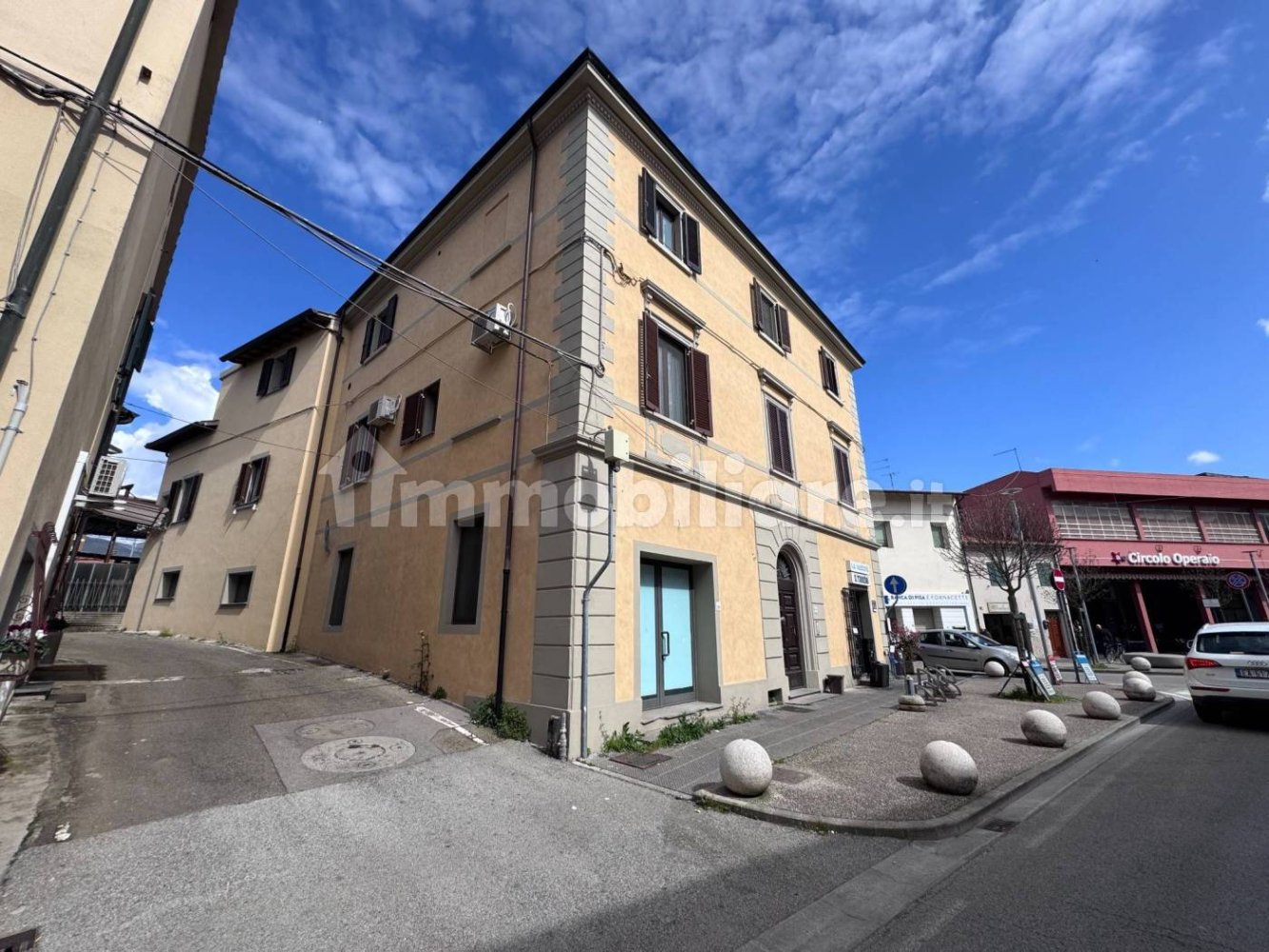 3 rooms Commercial property in Calcinaia, Italy No. 212435