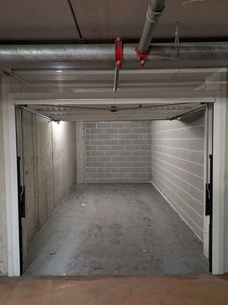 Garage in Peschiera Borromeo, Italy 15m², Nr. 253929