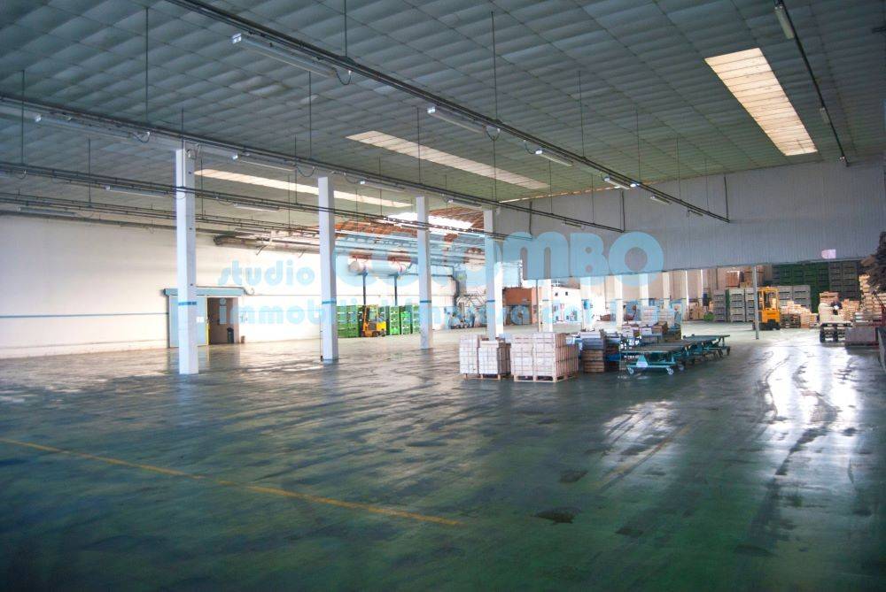 Almacén de 5 habitaciónes en Castelcovati, Italy No. 359597