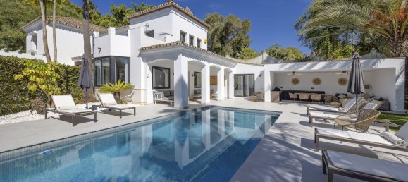 5 bedrooms Villa in Estepona, Spain No. 139384 3
