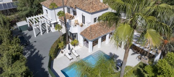 5 bedrooms Villa in Estepona, Spain No. 139384 2