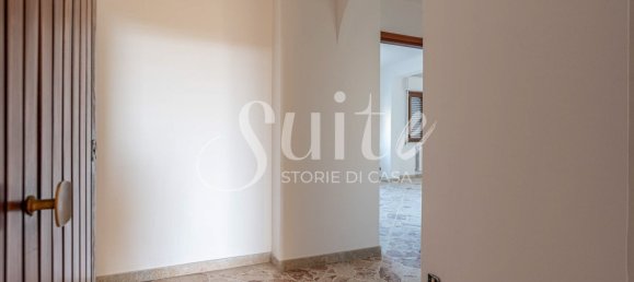 5 rooms Apartment in Palermo, Italy No. 220340 2