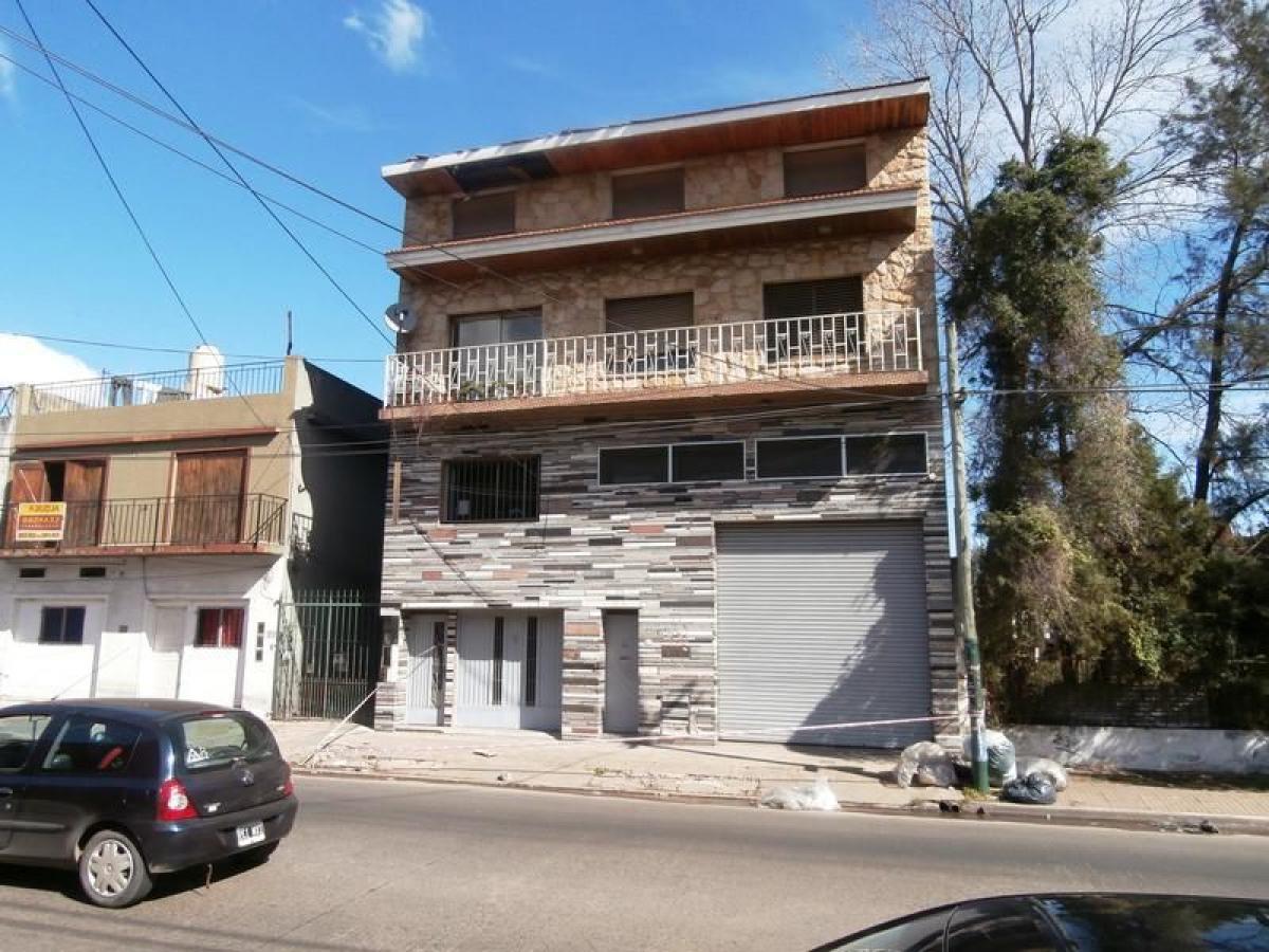 600m² Commercial property in Lomas de Zamora, Argentina No. 25436