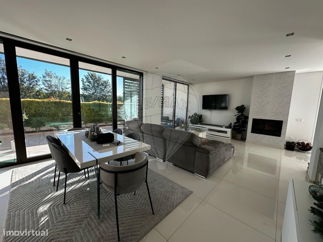 Дом с 4 спальнями в Montenegro, Португалия № 27293