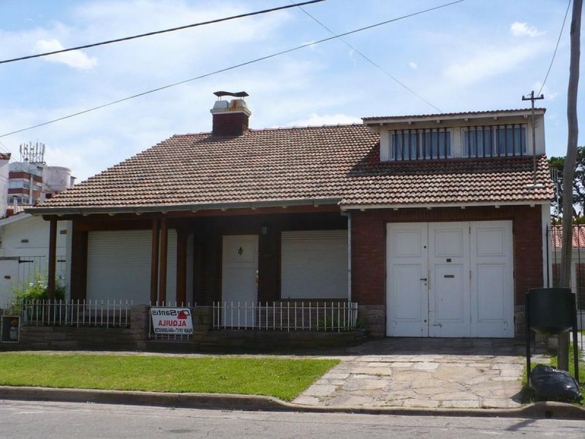 4 bedrooms House in Mar del Plata, Argentina No. 79786