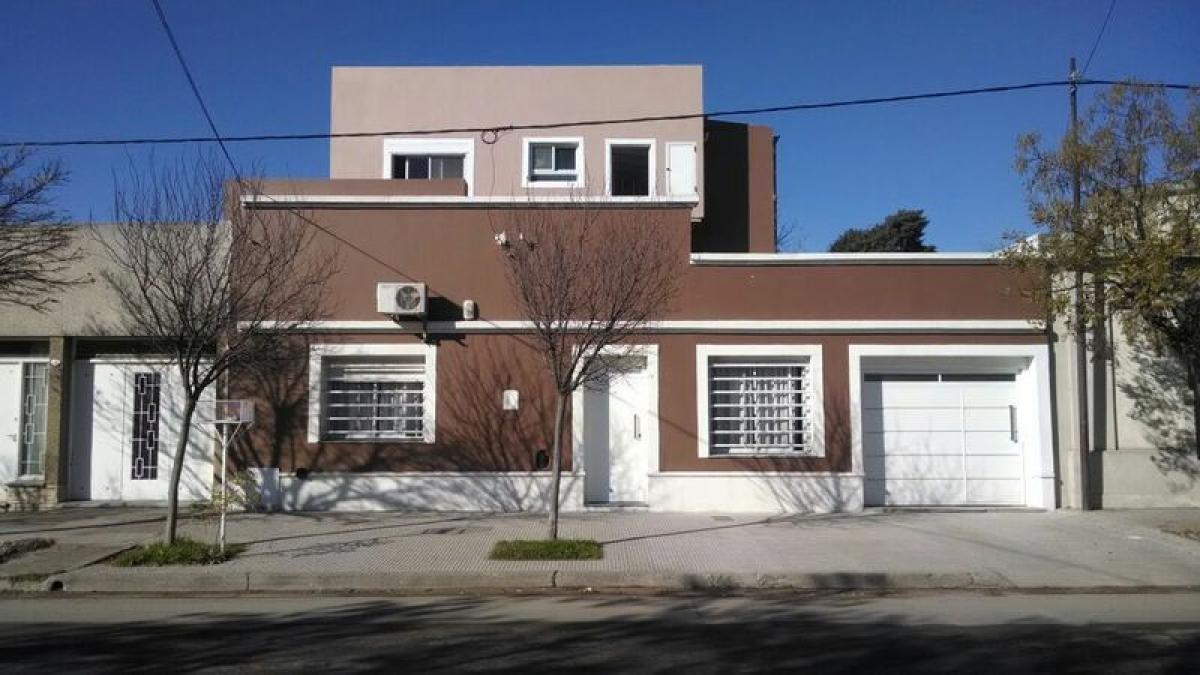 Casa de 4 dormitorios en Buenos Aires, Argentina No. 71986