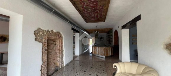 601m² Commercial property in Asolo, Italy No. 325890 3