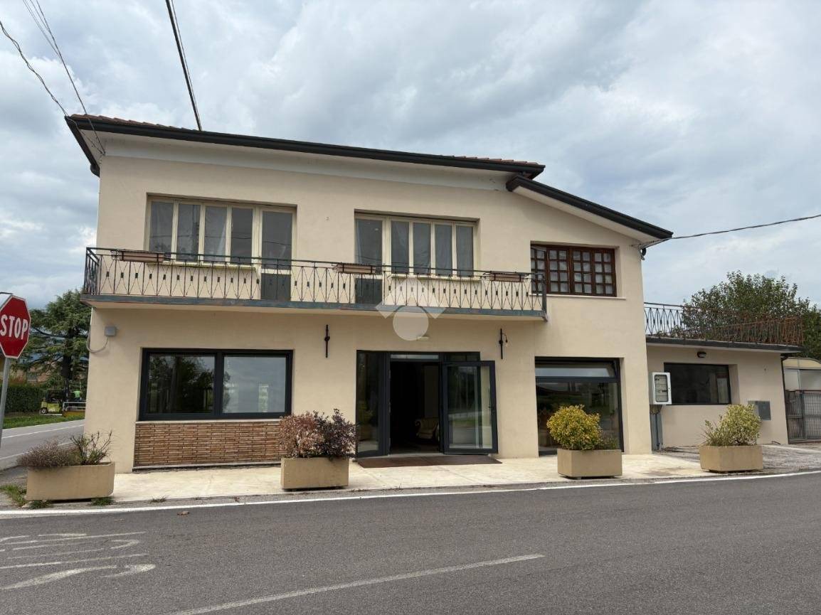 601m² Commercial property in Asolo, Italy No. 325890