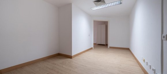 330m² Shop in Lisbon, Portugal No. 8453 2