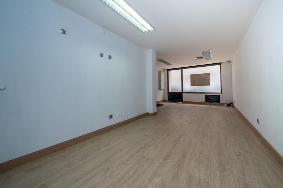 330m² Shop in Lisbon, Portugal No. 8453