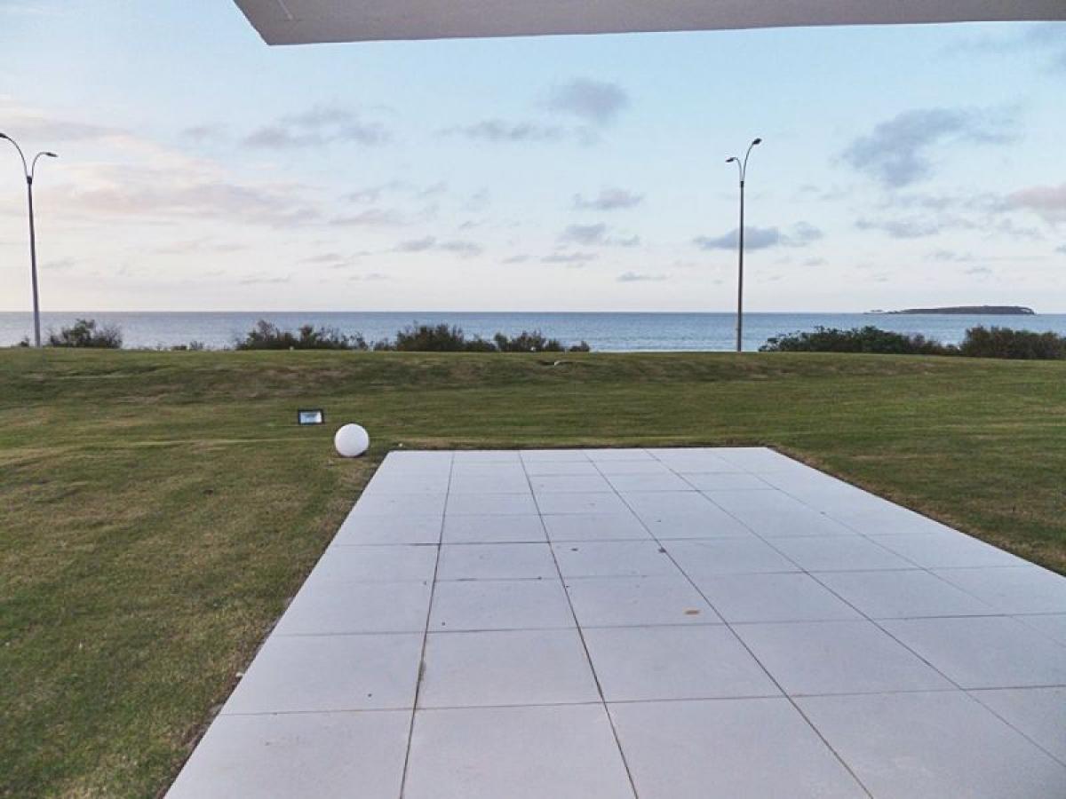 Apartamento de 4 dormitorios en Maldonado, Uruguay No. 4415