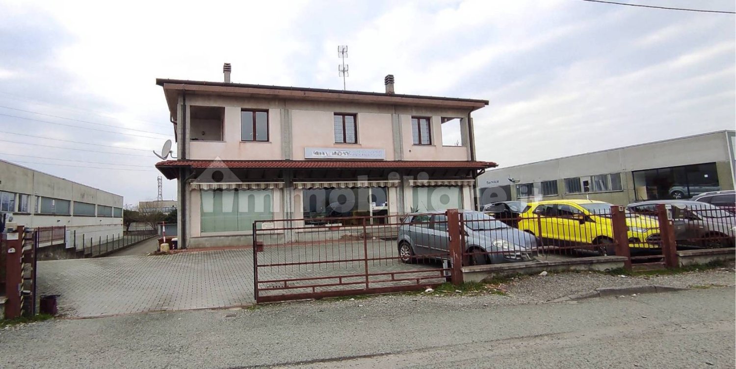 5 rooms Commercial property in Tortona, Italy No. 66893