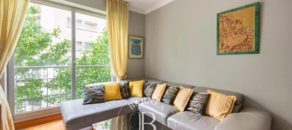 2 bedrooms Apartment in Paris, France No. 185463 2