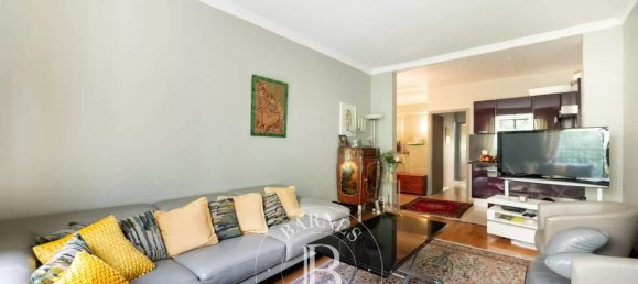 2 bedrooms Apartment in Paris, France No. 185463 3