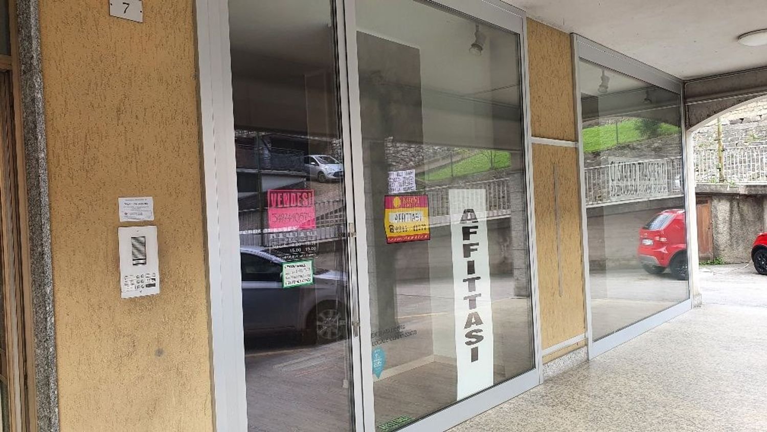  عقار تجاري في San Giovanni Bianco, Italy 165متر مربع رقم 149589